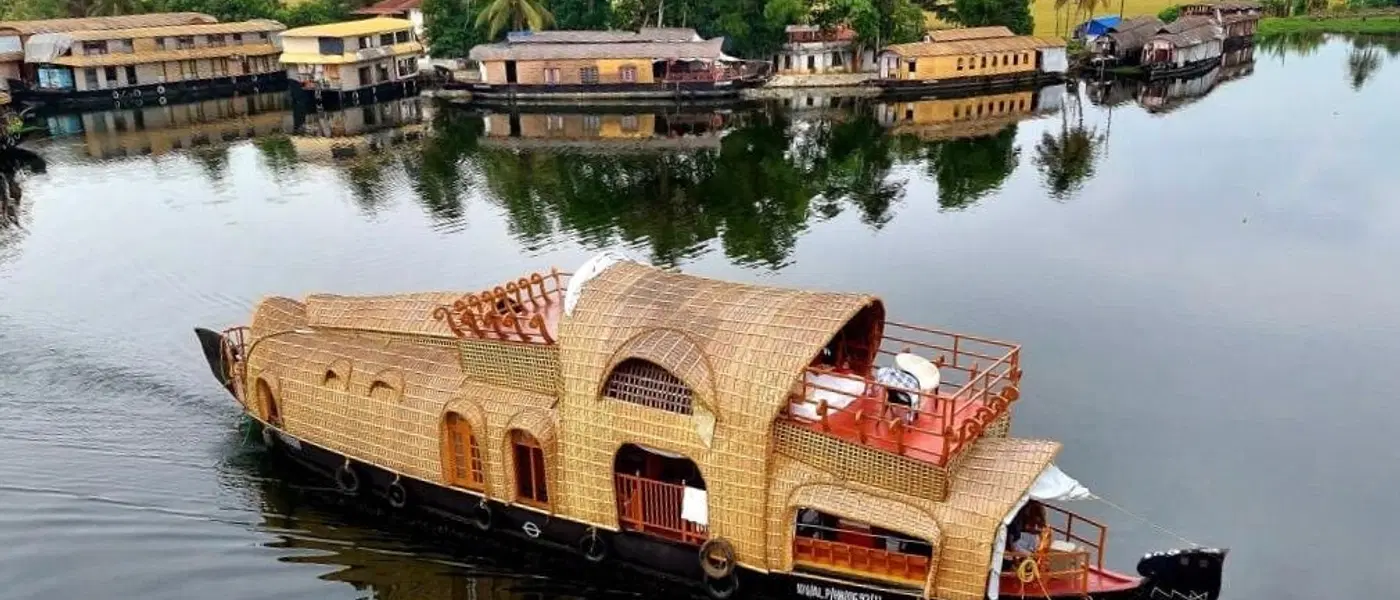 Alleppey Houseboats – Best Kerala Backwater Cruise & Stay Experience” - Professional tour experience with Oberon Tours