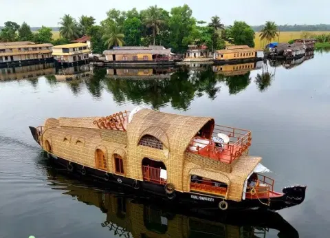 Alleppey Houseboats – Best Kerala Backwater Cruise & Stay Experience” - Premium vacation packages from Oberon Tours