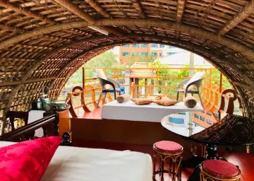 Alleppey houseboat with Oberon Tours&Travels