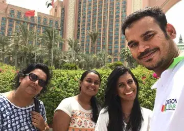 Atlatis hotel photo stop while Dubai city tour